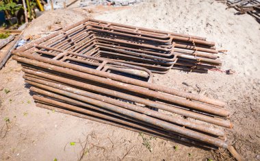 İnşaat iskelesinde istiflenmiş. İnşaat alanında. Endüstri, mimari ve mühendislik temaları için mükemmel.