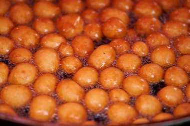 Donut veya donut un, şeker, yumurta sarısı, maya ve tereyağı karışımından yapılır. Top şeklinde, pudra şekeri istiflenmiş çöreğin üzerinde. Yüksek kalite fotoğraf