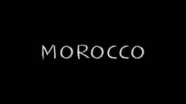 Animasyon metni Fas kelimesini ortaya çıkarıyor. Ülke adı, siyah arkaplanda beyaz tebeşirle yazılmış, eğitim videoları için mükemmel bir isim.