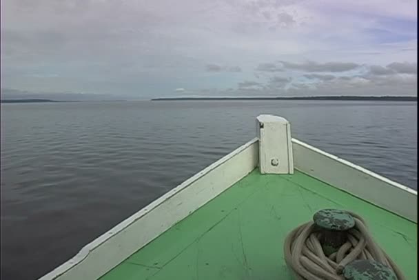 Barco nada en el río — Vídeos de Stock