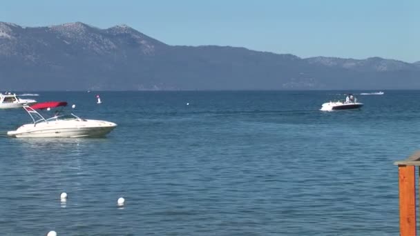 Fritidsbåt på Lake Tahoe — Stockvideo