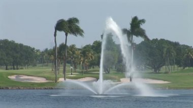 Golf alanı üzerine çeşme