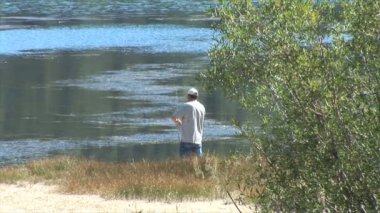 Spooner göl kenarında balıkçı