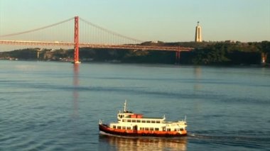 Yük gemisi undern Lizbon Golden Gate Köprüsü