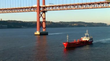 Yük gemisi undern Lizbon Golden Gate Köprüsü