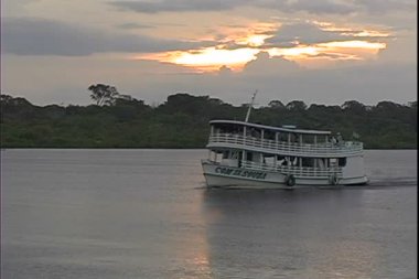 Amazonas Nehri üzerinde tekne rides