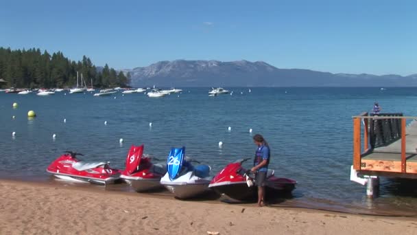 Små båtar i lake Tahoe — Stockvideo