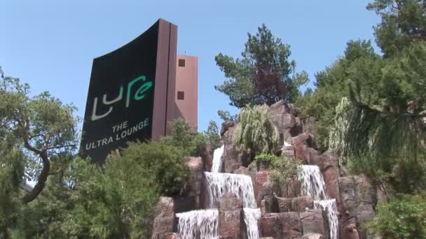 Het Wynn-Hotel met waterval in Las Vegas — Stockvideo