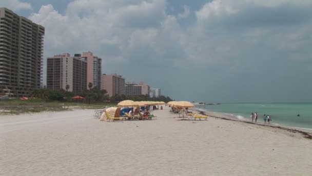 Miami Beach con la gente — Vídeo de stock