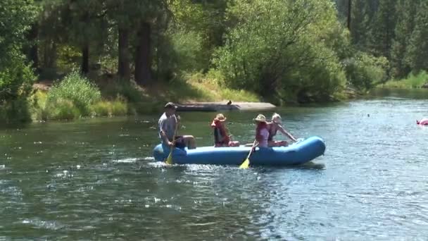 Balsas en barcos nadando en el río de montaña — Vídeos de Stock