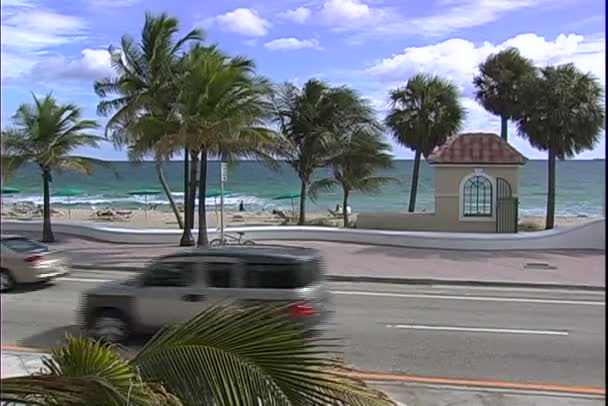 Tráfico callejero cerca de la playa en Miami — Vídeo de stock