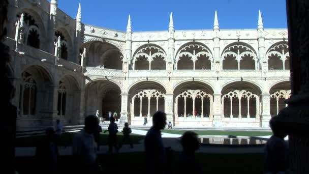 Menschen auf jeronimos Klosterhof — Stockvideo