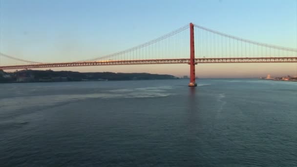 Lissabon Golden Gate-bron — Stockvideo