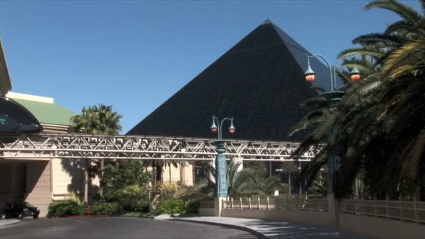 Luxor hotel en casino op de tram in Las vegas — Stockvideo