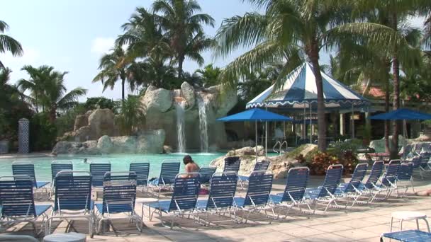 Piscina em hotel de luxo — Vídeo de Stock