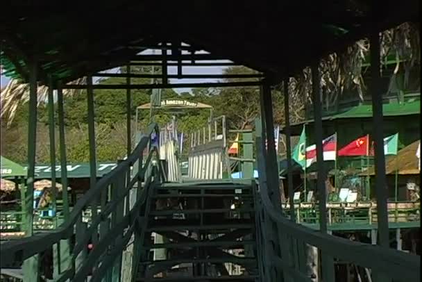 橋とアマゾナス州海岸川沿いの通路 — ストック動画