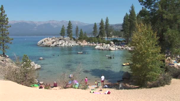 Spiaggia di sabbia costa con porto — Video Stock