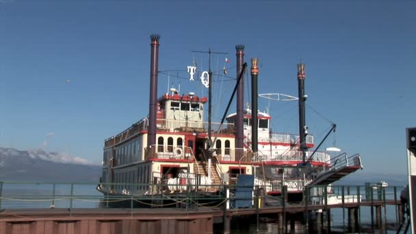 Barco para remos en el lago Tahoe — Vídeo de stock