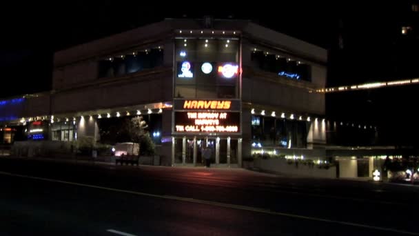 Verkehr in Las Vegas in der Nacht — Stockvideo