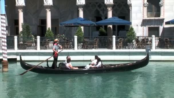 Paseo en góndola veneciana en Las Vegas — Vídeo de stock