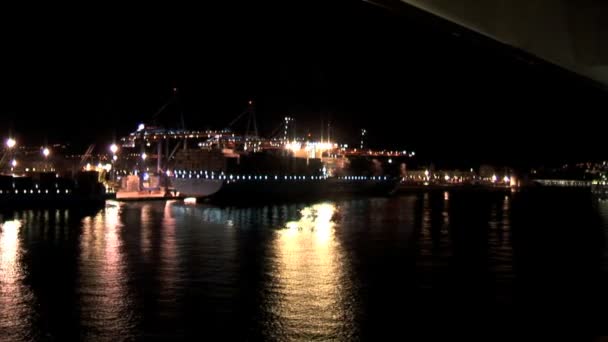 Port de Malaga la nuit à partir de bateau de croisière — Video