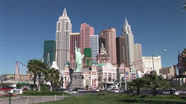 Hotel de Nueva York y Estatua de la Libertad en Las Vegas — Vídeo de stock