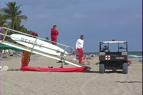 Guardie di vita sulla spiaggia — Video Stock