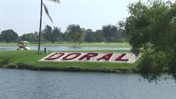 Doral Zeichen in Blumen geschrieben — Stockvideo