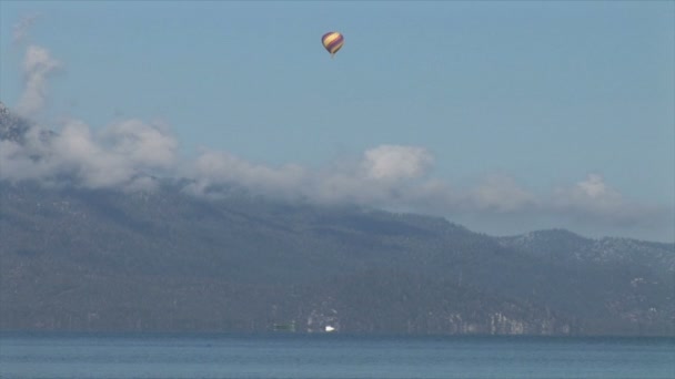 Ballon über dem Tahoe-See — Stockvideo
