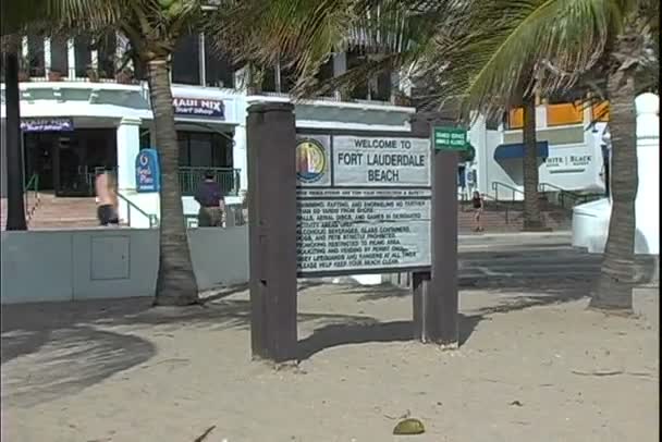 Schild am Strand von Fort Lauderdale — Stockvideo