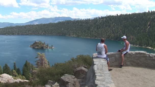 Personas que buscan Bahía Esmeralda en el Lago Tahoe — Vídeo de stock