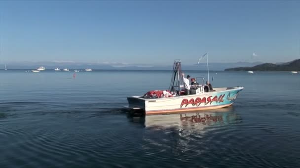 Parasailing båt på Lake Tahoe — Stockvideo
