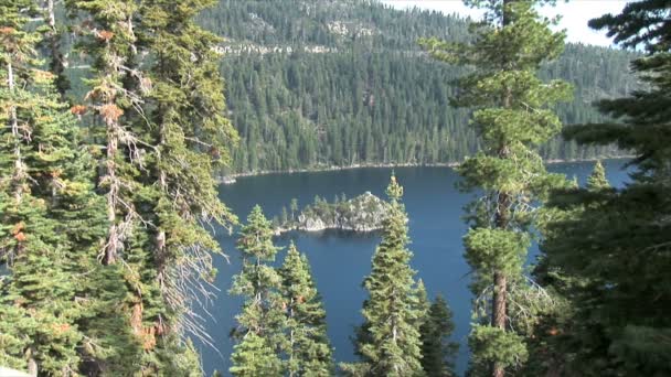 Smaragdgrüne Bucht im Tahoe-See — Stockvideo