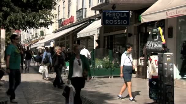 Lissabon gade med mennesker – Stock-video