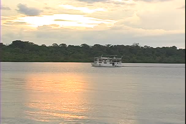 Rejs łodzią na rzece o zachodzie słońca — Wideo stockowe