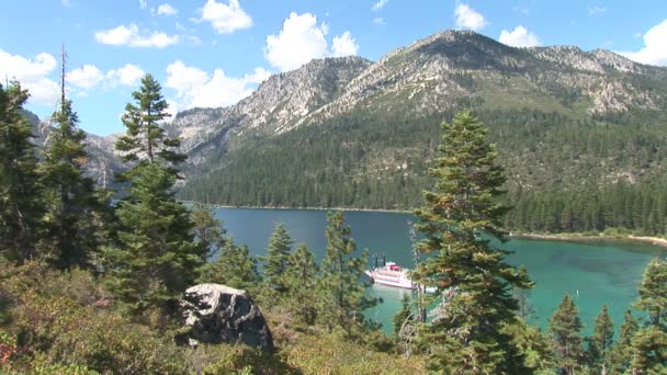 Barco en Emerald Bay en el lago Tahoe — Vídeo de stock