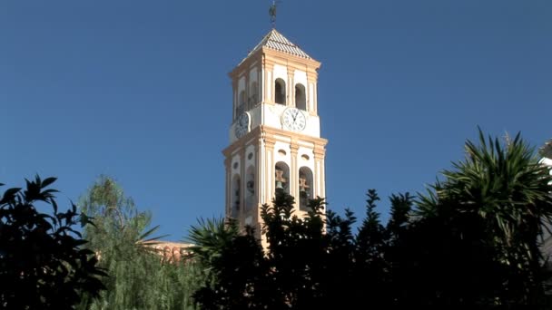 Reloj y campanario de Marbella — Vídeo de stock