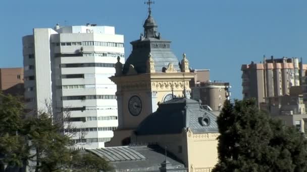 Malaga uhrturm mit stadtbild — Stockvideo