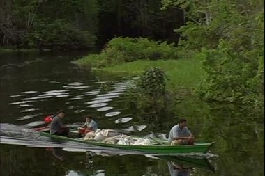 İnsanlar Nehri üzerinde tekne sürme