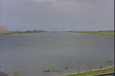 Tekne rampa lake yakınındaki yolda sürme