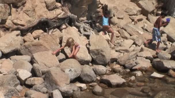 Gente en las rocas en el lago Tahoe — Vídeo de stock