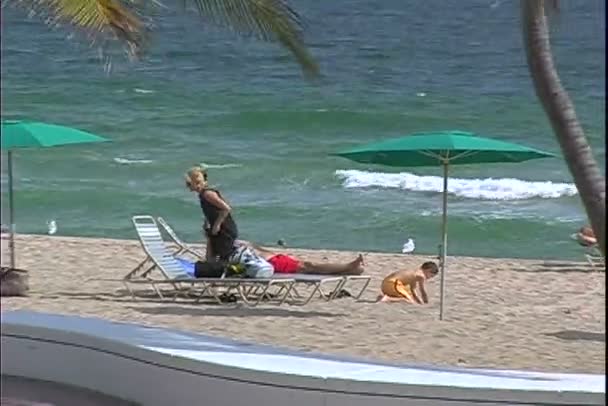 Mensen op beach in Miami — Stockvideo