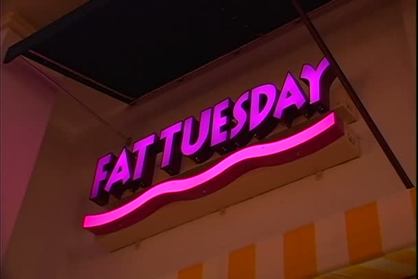 Fat Tuesday beach bar in Miami — Stock Video