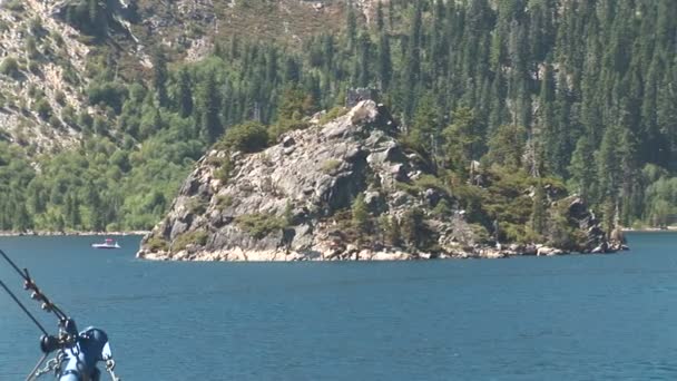 Rock House Emerald Bay Tahoe Gölü üzerinde — Stok video