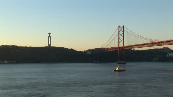 Мост Золотые ворота Лиссабона — стоковое видео