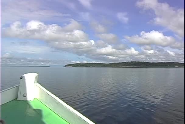 Balades en bateau sur la rivière Amazonas — Video