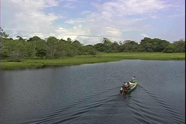 Boot zwemt in de jungle rivier — Stockvideo