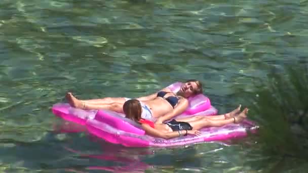 Mädchen auf Flößen auf dem Tahoe-See — Stockvideo