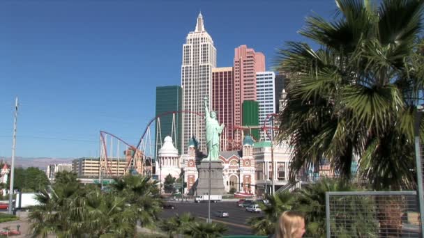 New York hotel a socha svobody v Las Vegas — Stock video
