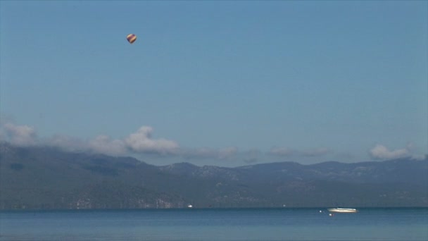 Globo sobre el lago Tahoe — Vídeo de stock